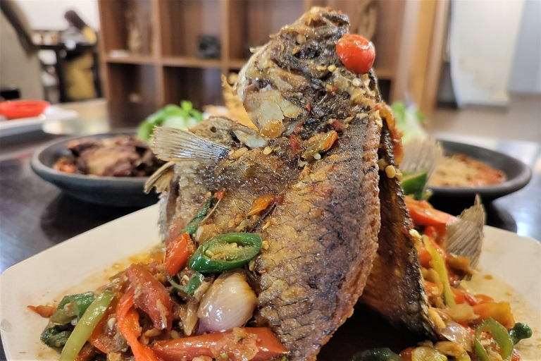 Cita Rasa Warung Leko Spesialis Iga Penyet Sambal Korek